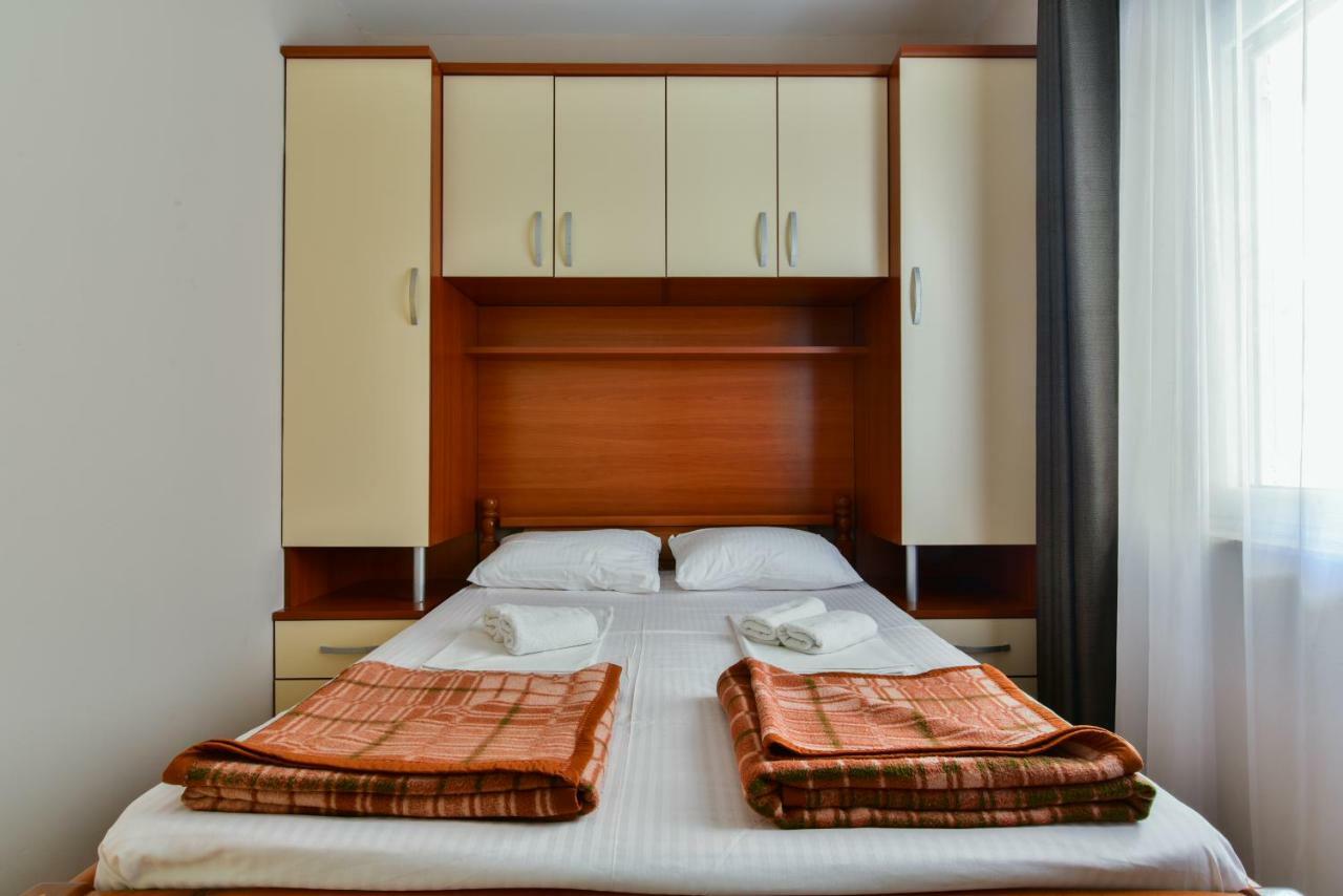 Apartments Srzentic Petrovac エクステリア 写真